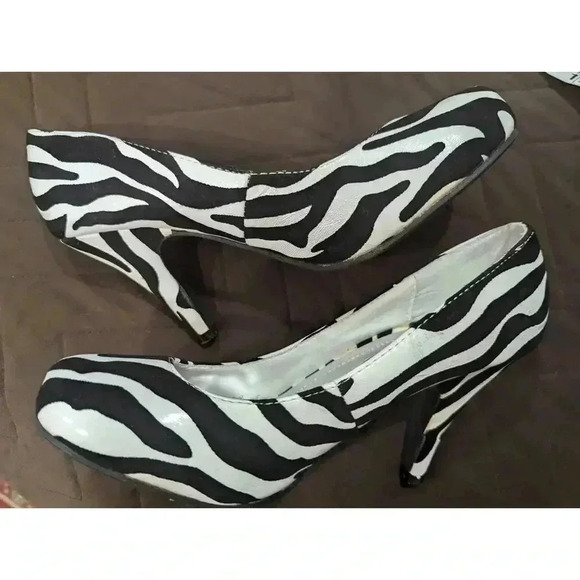 Black and white Zebra print flocked heels by Flourish size 7 US - Picture 5 of 6